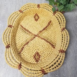 Rattan tray with scalloped edge